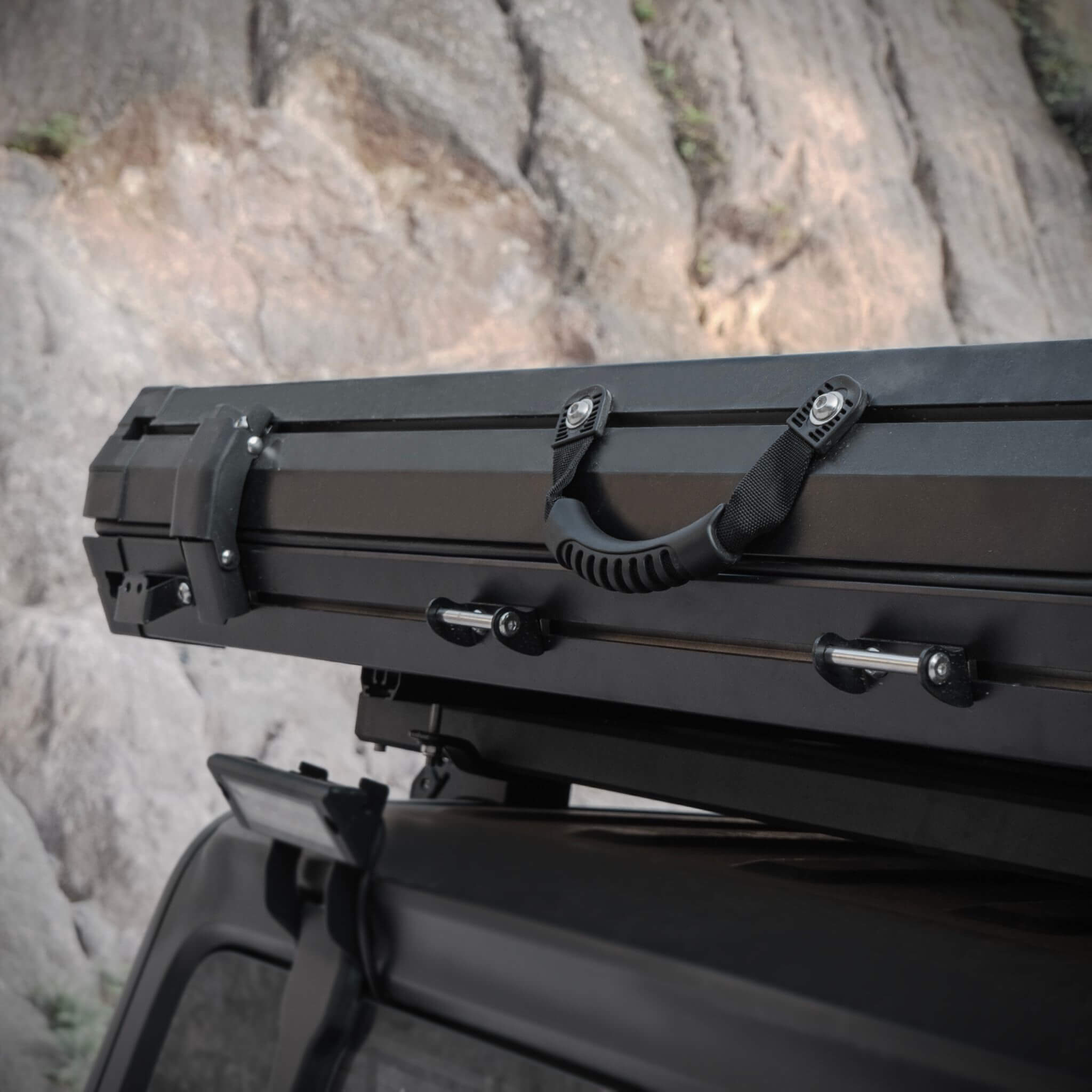 Heavy Duty 2-3 Person Hardshell Rooftop Tent With Ladder (SAK93120)